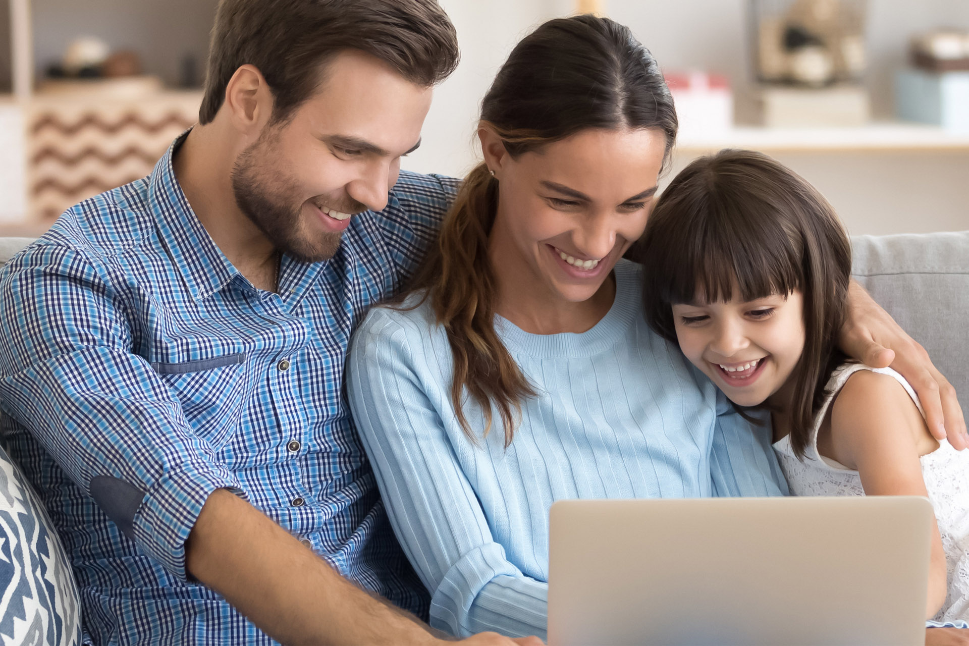 Loving couple looking at laptop screen blank white mockup Bild einer entspannten Familie zuhause auf dem Bett liegend