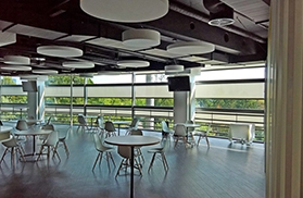 Cafeteria Raum mit Fenster Fassade. An den Fenstern sind teilweise heruntergelassene Fenster Markisen