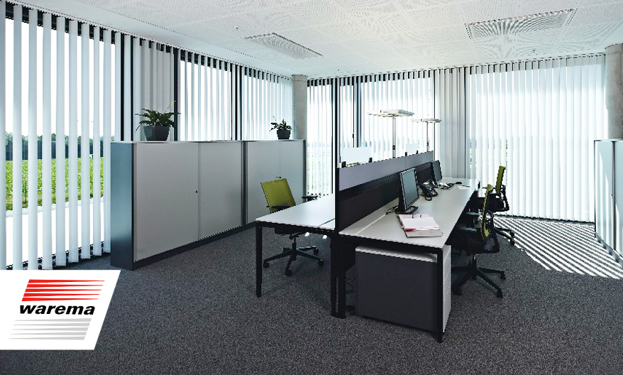 Büroraum mit Warema-Vertikaljalousien