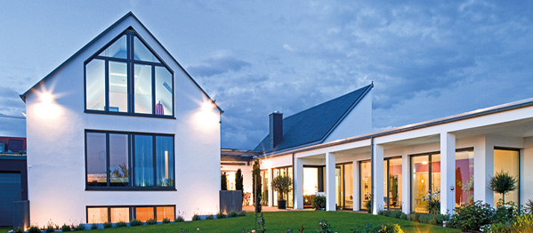 Modernes Haus mit Kunststofffenstern