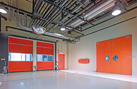 Industriehalle von innen mit roten Schnelllauftoren