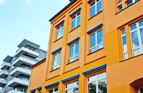 Aussenfassade eines Hauses mit Fenstermarkisen