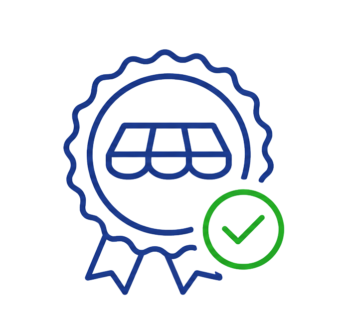 Ein blauer Umriss eines Bandabzeichens mit einem Ladenfront-Symbol in der Mitte und einem grünen Häkchen, das das Abzeichen überlagert und die Zulassung oder Zertifizierung durch Scherenarm-Markisen symbolisiert.